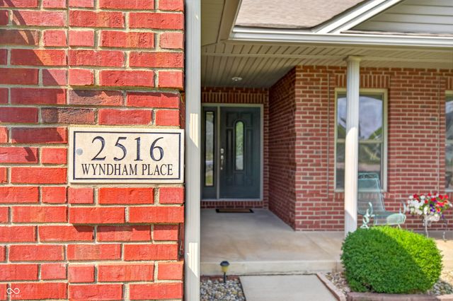 2516 Wyndham Place N, Columbus, IN 47203