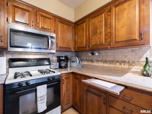 2815 W ROHMANN Avenue, West Peoria, IL 61604