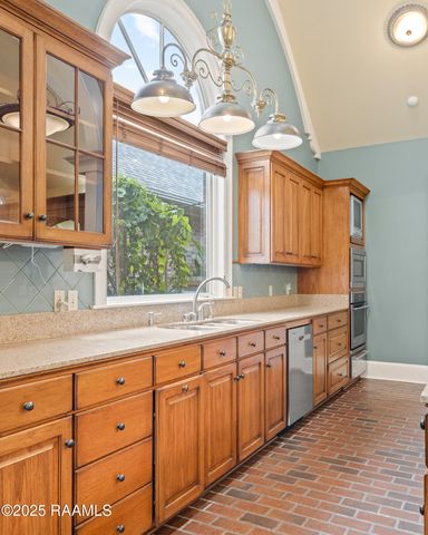 12 Steamboat Bend Boulevard, New Iberia, LA 70563