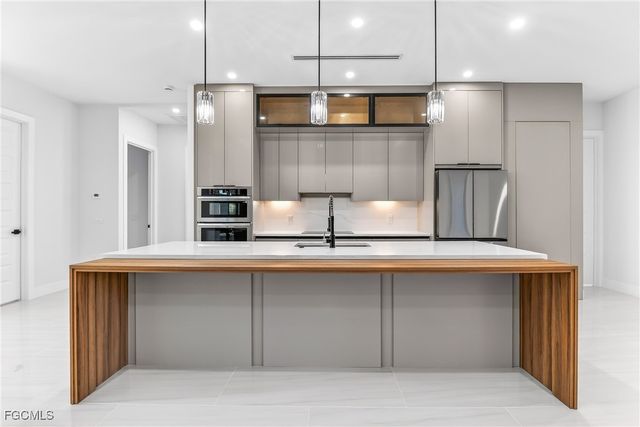 1824 SW 49th TER, Cape Coral, FL 33914