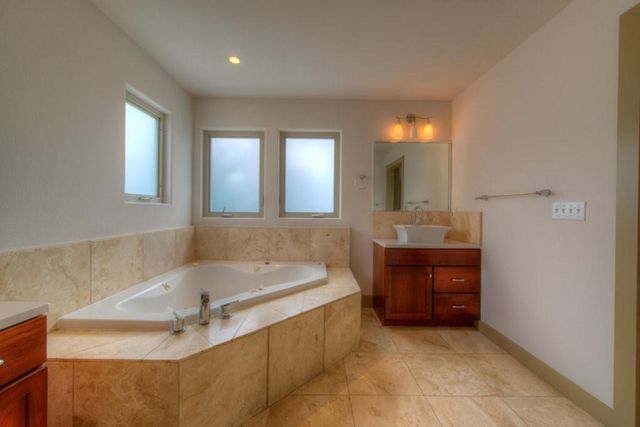 605 Peacock LN C, Austin, TX 78704