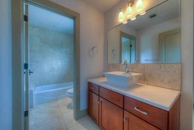 605 Peacock LN C, Austin, TX 78704