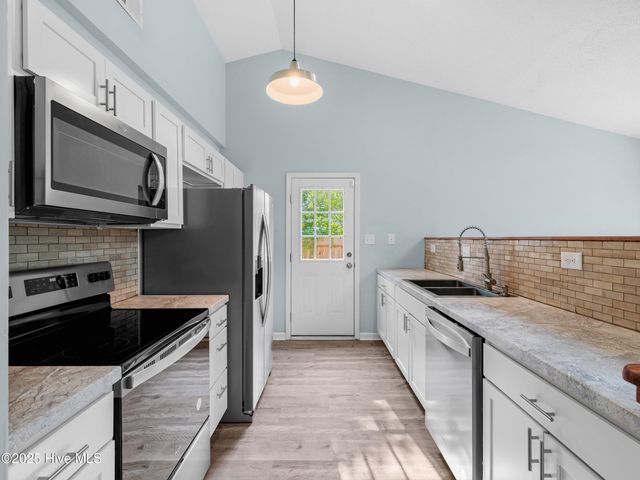 2675 Idlebrook Circle, Midway Park, NC 28544