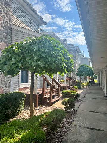 37848 Jefferson Avenue 33, Harrison Twp, MI 48045