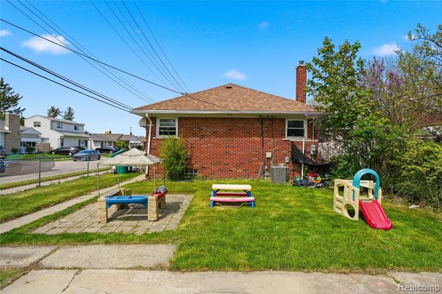 18004 Holland Avenue, Eastpointe, MI 48021