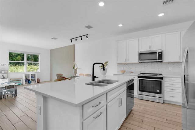 4774 Eucalyptus Dr, Hollywood, FL 33021