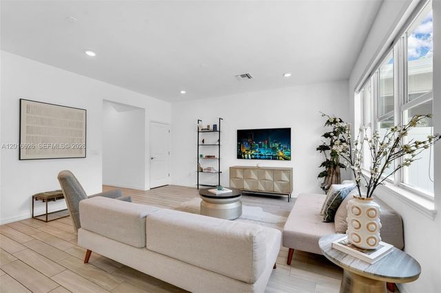 4774 Eucalyptus Dr, Hollywood, FL 33021
