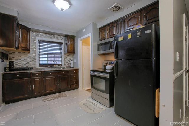 15337 Veronica Avenue, Eastpointe, MI 48021