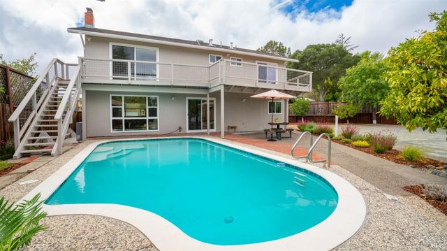 8 Clover Hill Ct, San Rafael, CA 94903