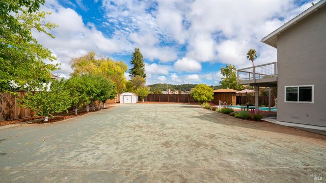 8 Clover Hill Ct, San Rafael, CA 94903