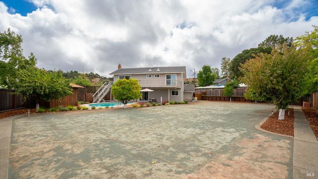 8 Clover Hill Ct, San Rafael, CA 94903