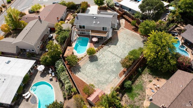 8 Clover Hill Ct, San Rafael, CA 94903