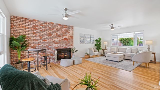 8 Clover Hill Ct, San Rafael, CA 94903