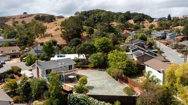 8 Clover Hill Ct, San Rafael, CA 94903