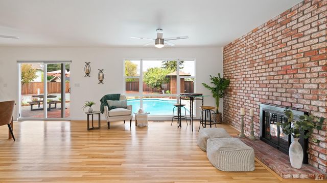 8 Clover Hill Ct, San Rafael, CA 94903