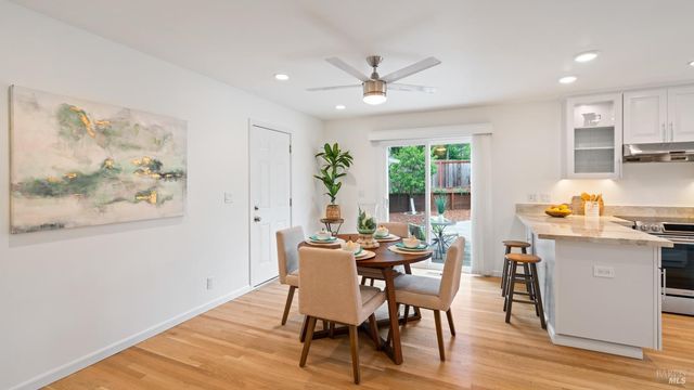 8 Clover Hill Ct, San Rafael, CA 94903