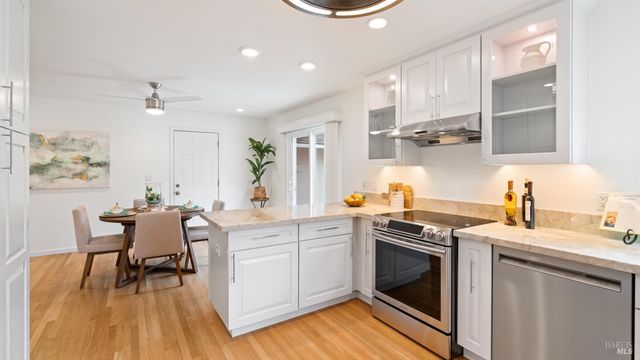 8 Clover Hill Ct, San Rafael, CA 94903