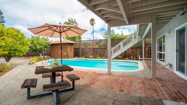 8 Clover Hill Ct, San Rafael, CA 94903