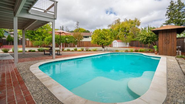 8 Clover Hill Ct, San Rafael, CA 94903