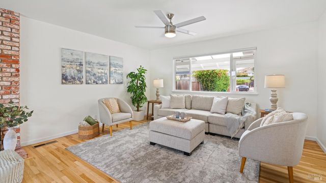8 Clover Hill Ct, San Rafael, CA 94903