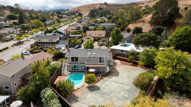 8 Clover Hill Ct, San Rafael, CA 94903