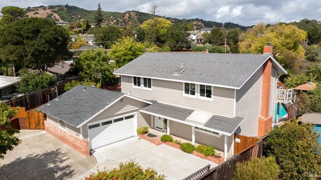 8 Clover Hill Ct, San Rafael, CA 94903