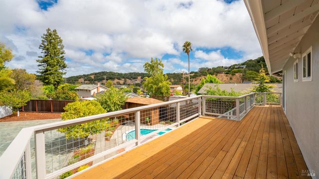 8 Clover Hill Ct, San Rafael, CA 94903