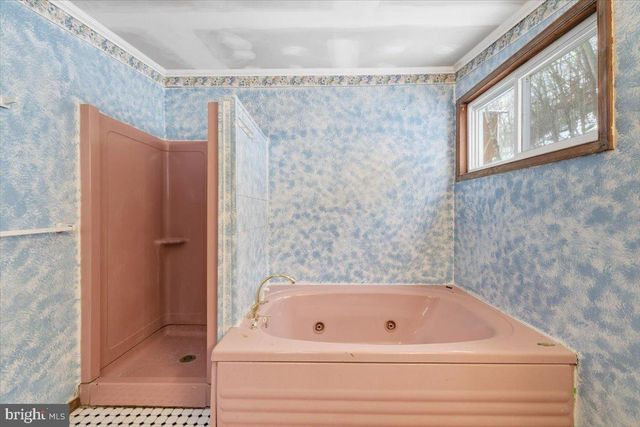 5695 DECKER RD, Bushkill, PA 18324