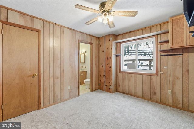 5695 DECKER RD, Bushkill, PA 18324