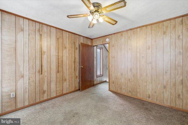 5695 DECKER RD, Bushkill, PA 18324