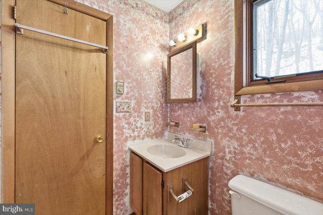 5695 DECKER RD, Bushkill, PA 18324