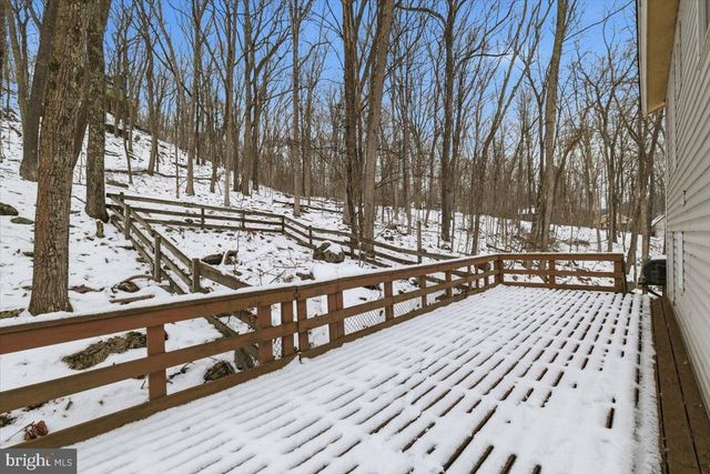 5695 DECKER RD, Bushkill, PA 18324