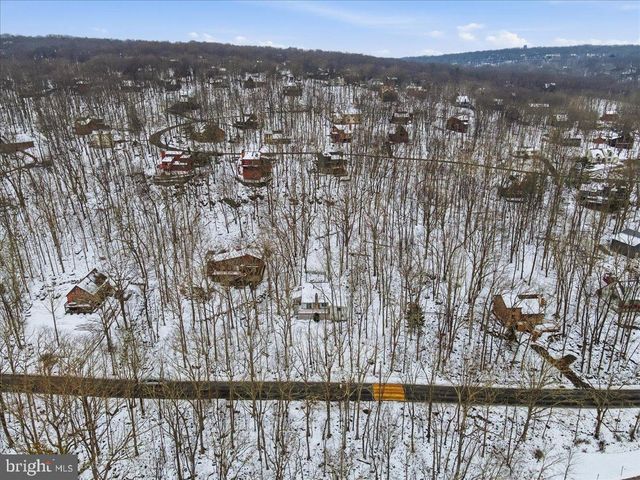 5695 DECKER RD, Bushkill, PA 18324