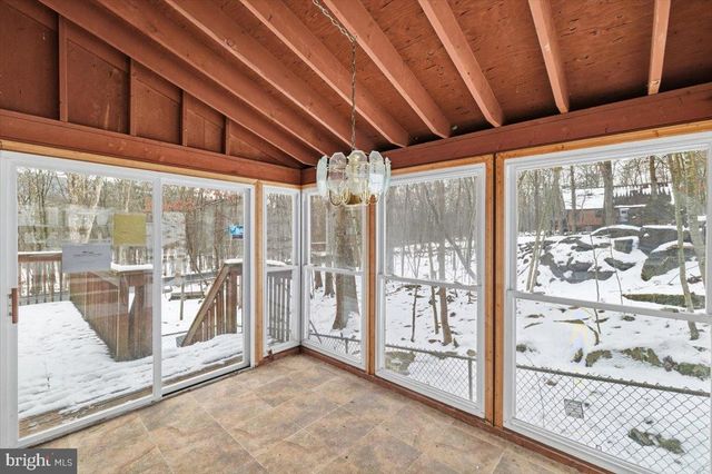 5695 DECKER RD, Bushkill, PA 18324