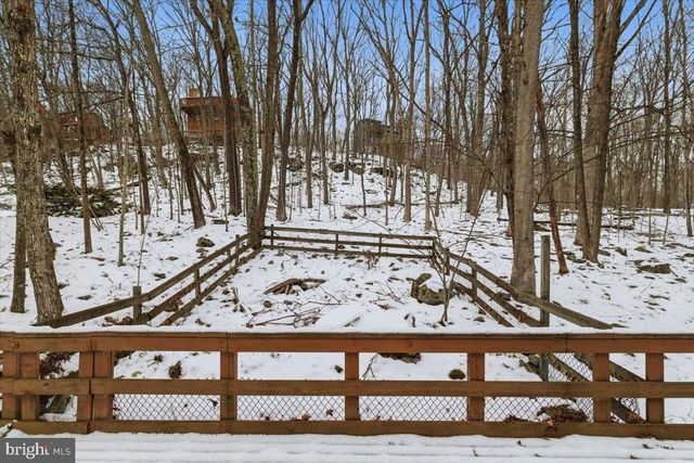 5695 DECKER RD, Bushkill, PA 18324