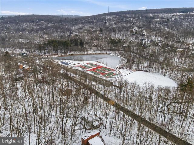 5695 DECKER RD, Bushkill, PA 18324