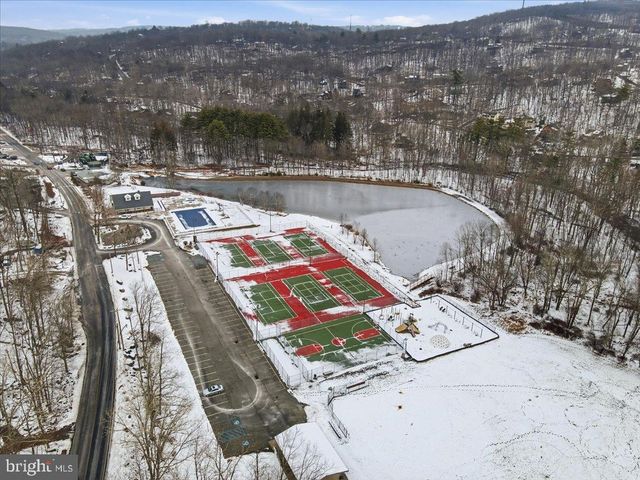 5695 DECKER RD, Bushkill, PA 18324