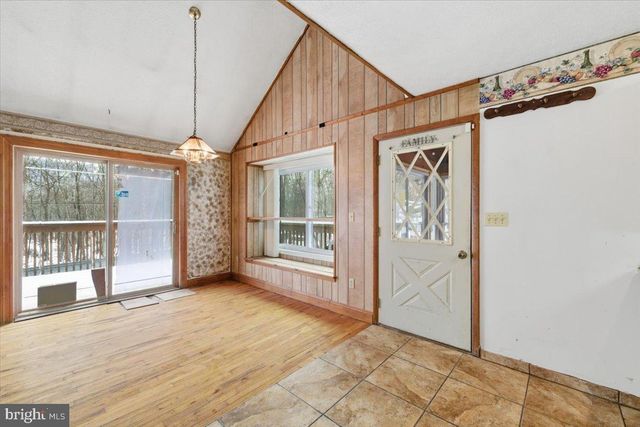 5695 DECKER RD, Bushkill, PA 18324