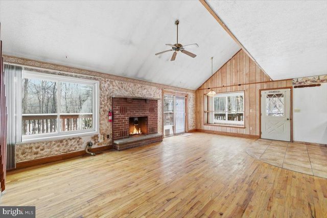 5695 DECKER RD, Bushkill, PA 18324