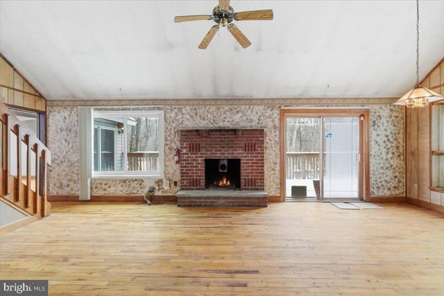 5695 DECKER RD, Bushkill, PA 18324