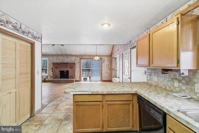 5695 DECKER RD, Bushkill, PA 18324