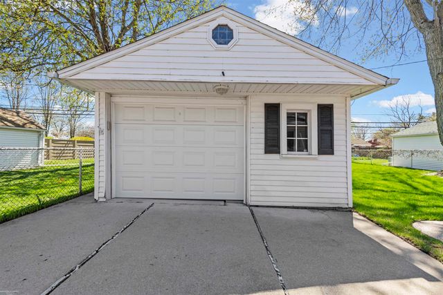 22716 Chapoton Road, Saint Clair Shores, MI 48080