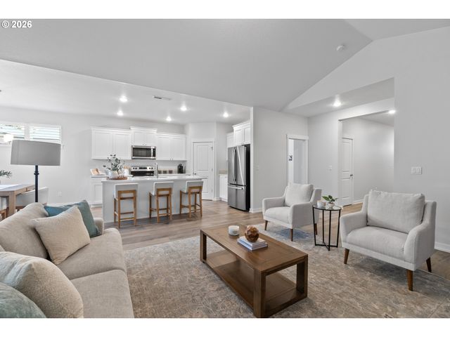 513 Ne FREMONT Dr, Estacada, OR 97023