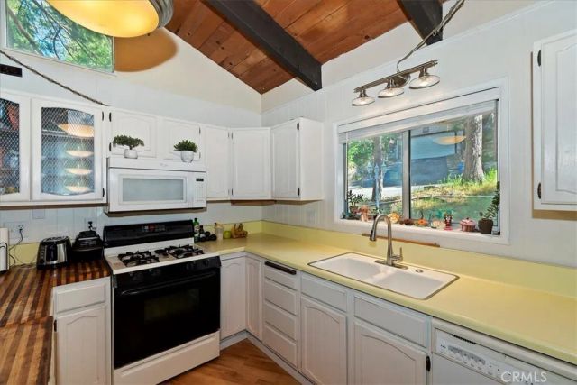 770 Berne, Crestline, CA 92325