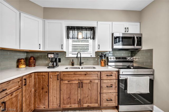 5697 W 54th Street, Parma, OH 44129