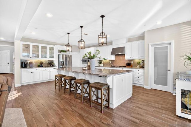 2077 Del Rincon Place, Escondido, CA 92026