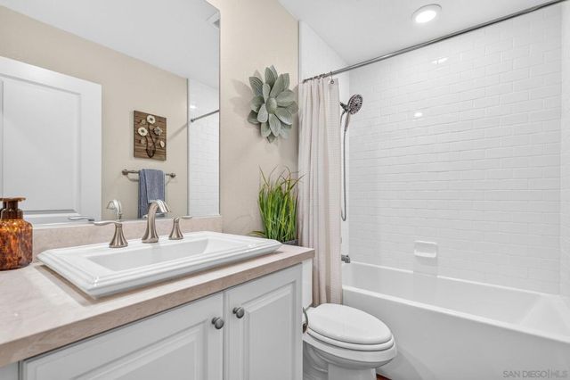 2077 Del Rincon Place, Escondido, CA 92026