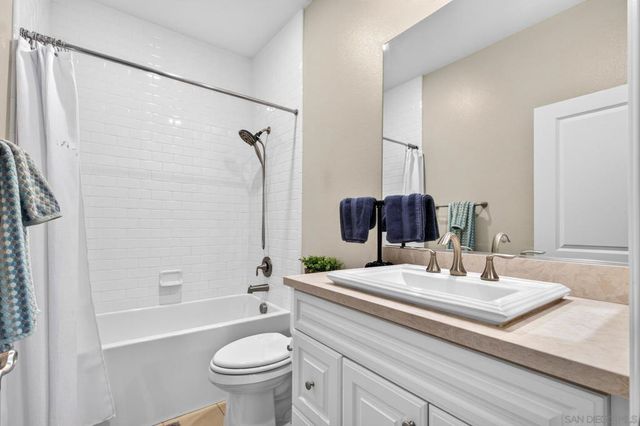 2077 Del Rincon Place, Escondido, CA 92026