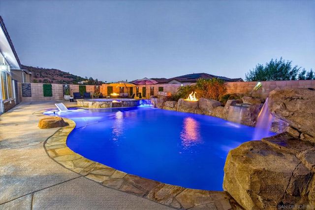 2077 Del Rincon Place, Escondido, CA 92026