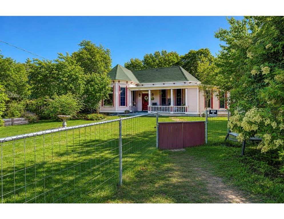 905 S Walnut ST, Georgetown, TX 78626